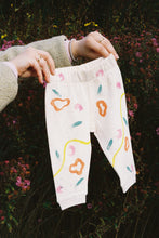 Lade das Bild in den Galerie-Viewer, Vorbestellbar Kunterbunt-Baby Hose