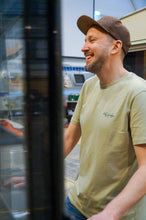 Lade das Bild in den Galerie-Viewer, Hofliebe Liebe Unisex T-Shirt