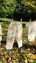 Lade das Bild in den Galerie-Viewer, Vorbestellbar Kunterbunt-Baby Hose