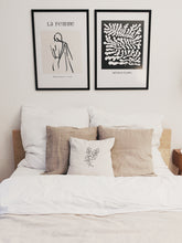 Lade das Bild in den Galerie-Viewer, Handbedruckte Kissenbezüge in Bio-Baumwolle mit minimalistischen, floralen Motiven