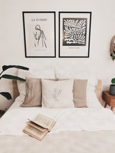Lade das Bild in den Galerie-Viewer, Handbedruckte Kissenbezüge in Bio-Baumwolle mit minimalistischen, floralen Motiven 

