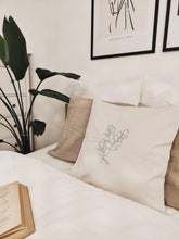 Lade das Bild in den Galerie-Viewer, Handbedruckte Kissenbezüge in Bio-Baumwolle mit minimalistischen, floralen Motiven