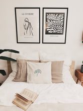 Lade das Bild in den Galerie-Viewer, Handbedruckte Kissenbezüge in Bio-Baumwolle mit minimalistischen, floralen Motiven