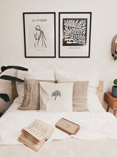 Lade das Bild in den Galerie-Viewer, Handbedruckte Kissenbezüge in Bio-Baumwolle mit minimalistischen, floralen Motiven