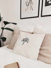 Lade das Bild in den Galerie-Viewer, Handbedruckte Kissenbezüge in Bio-Baumwolle mit minimalistischen, floralen Motiven