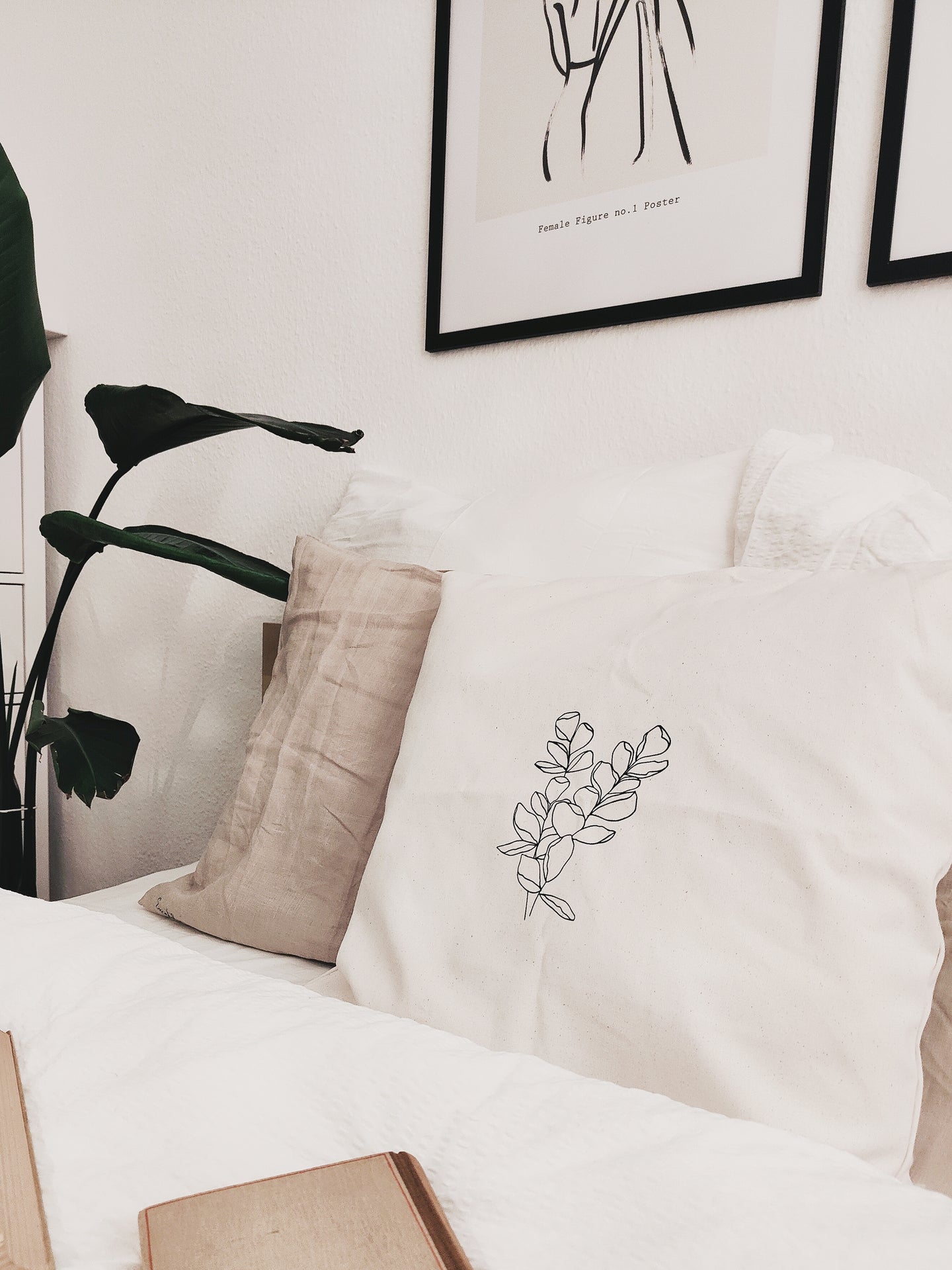 Handbedruckte Kissenbezüge in Bio-Baumwolle mit minimalistischen, floralen Motiven 