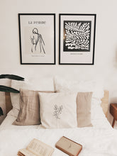 Lade das Bild in den Galerie-Viewer, Handbedruckte Kissenbezüge in Bio-Baumwolle mit minimalistischen, floralen Motiven