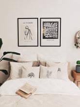 Lade das Bild in den Galerie-Viewer, Handbedruckte Kissenbezüge in Bio-Baumwolle mit minimalistischen, floralen Motiven