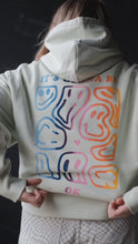 Laden und Abspielen von Videos im Galerie-Viewer, SMILE Oversized HOODIE- Limited Edition
